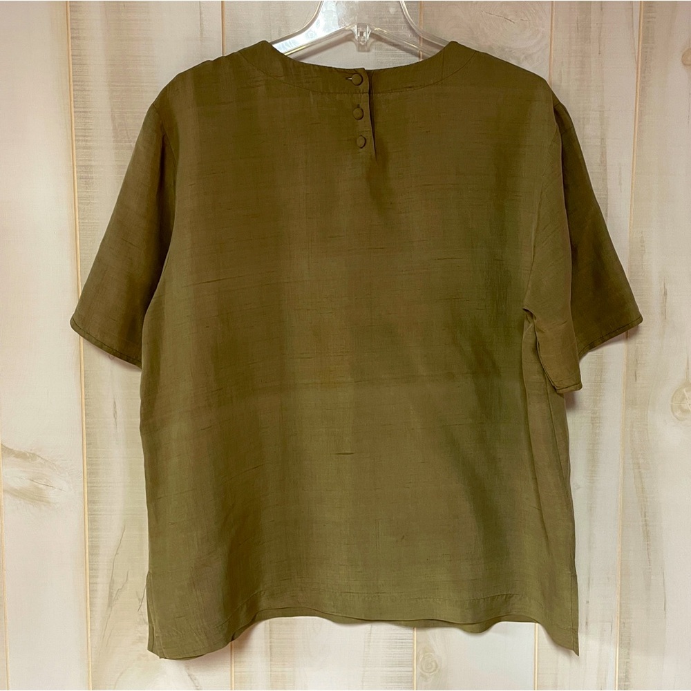 Chaus 100% Silk Olive Green Button Back Split Hem Short Sleeve Top Sz 14 - Picture 2 of 6